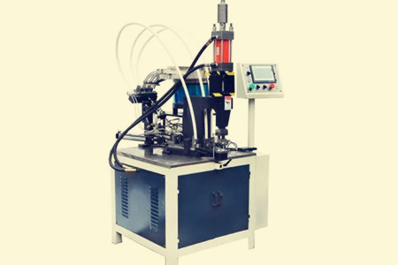 規(guī)范操作數(shù)控鉚釘機，保障生產(chǎn)安全與效率！