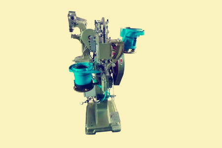 選擇自動鉚釘機時應注意哪些問題？