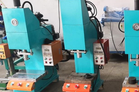 如何判斷一家自動鉚釘機(jī)廠家實力強(qiáng)不強(qiáng)？