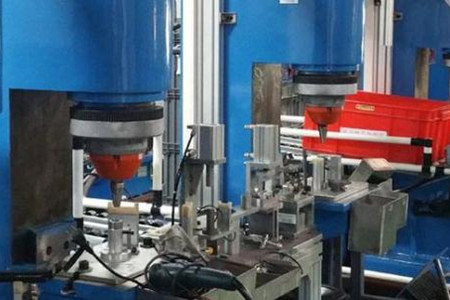 油壓鉚釘機有多少個模具？