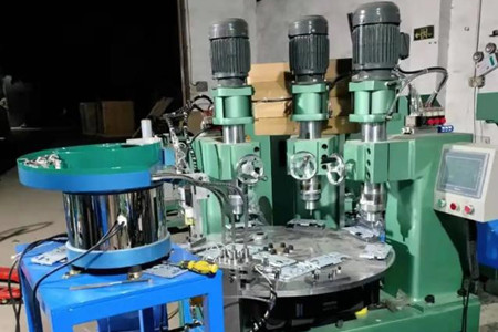 鉚釘機(jī)怎么選型號(hào)？碩峰來(lái)教你！