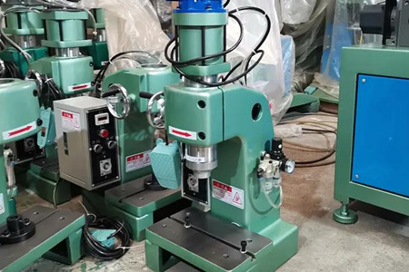 氣動(dòng)鉚釘機(jī)供應(yīng)商哪個(gè)靠譜？推薦碩峰！