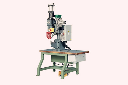 如何選擇到滿(mǎn)意的半空心鉚釘機(jī)設(shè)備呢？