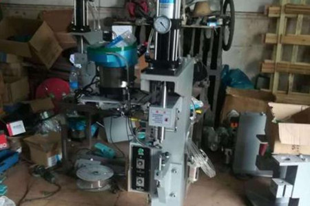 哪些因素會影響實心鉚釘機的價格？